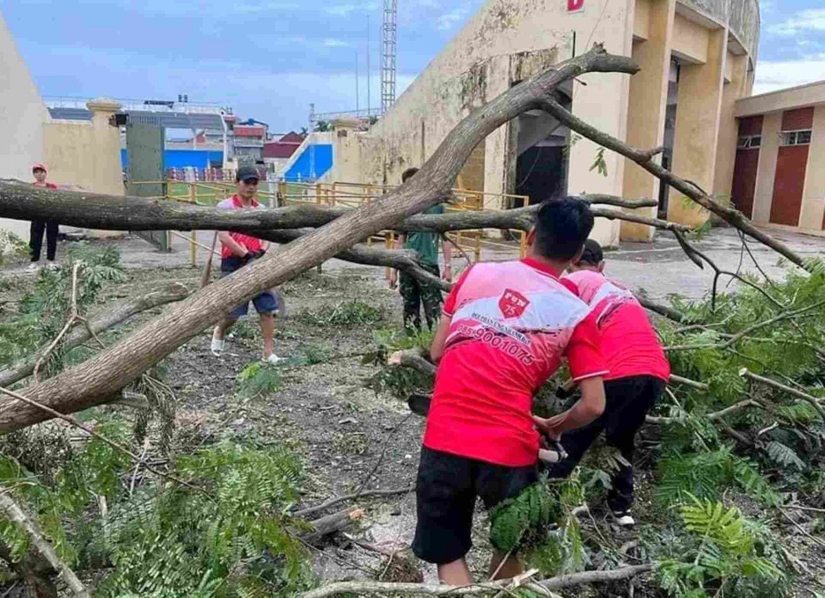 Người miền Trung ra Bắc khắc phục hậu quả bão lũ: 