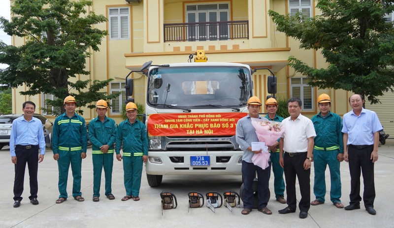 Người miền Trung ra Bắc khắc phục hậu quả bão lũ: 
