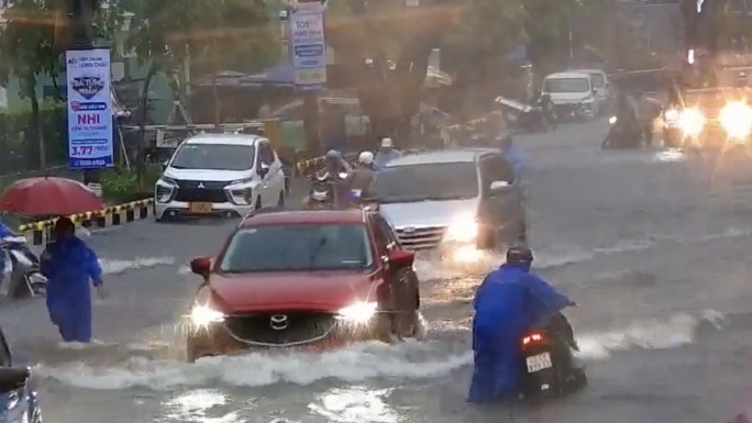 Đà Nẵng mưa lớn, người lao động gặp khó khăn khi đi làm
