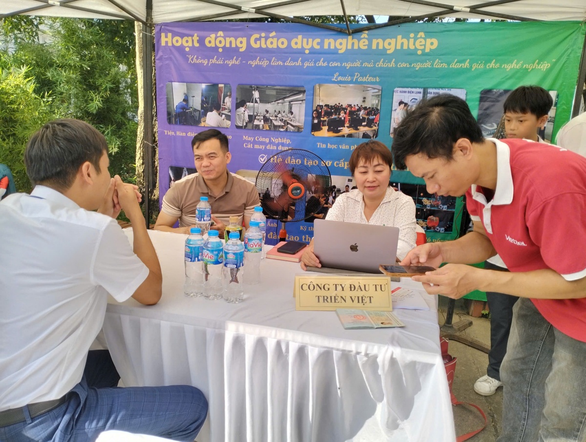 Ngày hội giao dịch việc làm: Cơ hội định hướng tương lai cho học sinh, sinh viên quận Tây Hồ