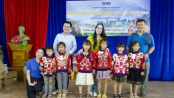 Tạp chí Lao động và Công đoàn trao quà cho giáo viên, học sinh ở Tả Ngảo (Lào Cai)