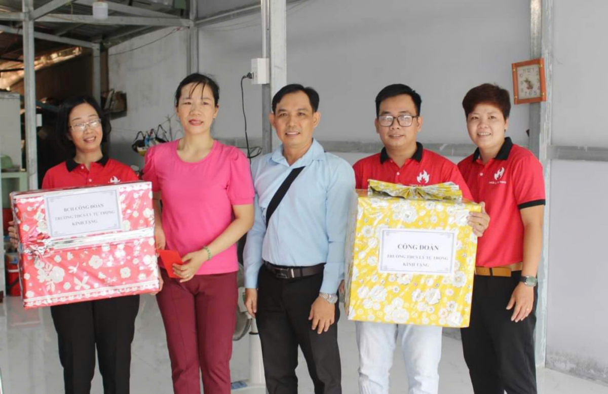 Công đoàn Trường THCS Lý Tự Trọng nỗ lực chăm lo cho đoàn viên nghèo, bệnh tật Công đoàn Trường THCS Lý Tự Trọng nỗ lực chăm lo cho đoàn viên nghèo, bệnh tật
