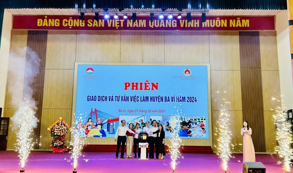 Đưa thông tin tuyển dụng trực tiếp đến tận các “chân công trường”