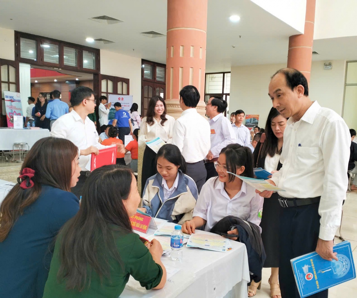 Đưa thông tin tuyển dụng trực tiếp đến tận các “chân công trường”