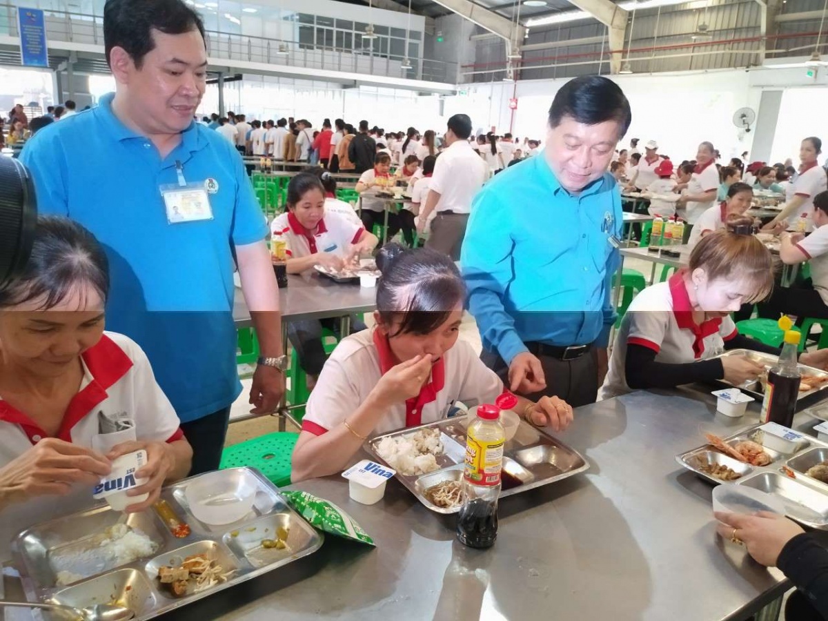 Long An: Hơn 5 tỷ đồng tổ chức bữa cơm công đoàn chăm lo cho đoàn viên, NLĐ