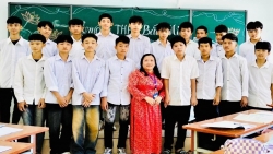 Cô giáo khuyết tật, lấy tri thức làm… “đôi chân”