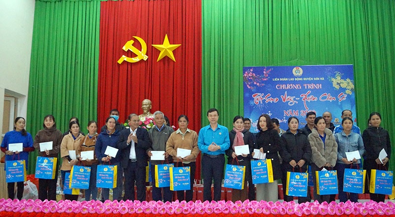 Quảng Ngãi: Công đoàn trao nhà, trao tiền và hàng nghìn phiếu mua hàng cho lao động dịp Tết