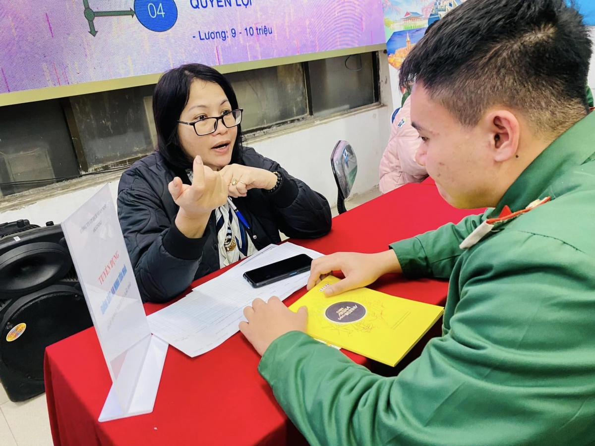 Bỡ ngỡ sau xuất ngũ, bộ đội tìm hướng đi tại phiên giao dịch việc làm