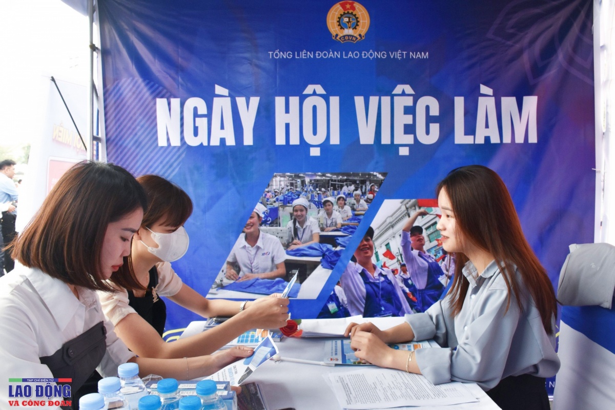 Chiêu thức “việc nhẹ, lương cao”: Đừng để "tiền mất, tật mang"