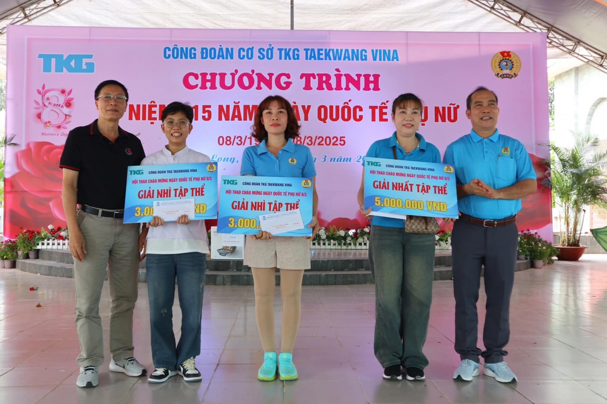 Những đôi “tay vàng” tạo nên “bước chân thế giới”