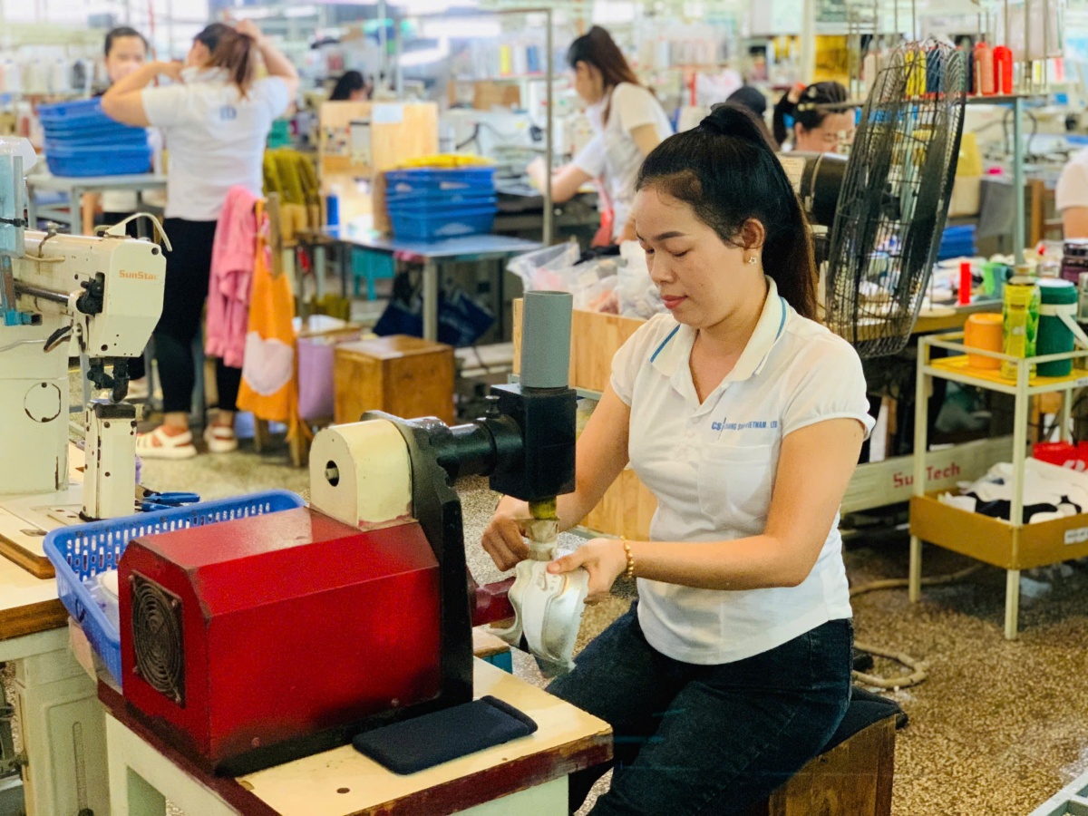 Những đôi “tay vàng” tạo nên “bước chân thế giới”