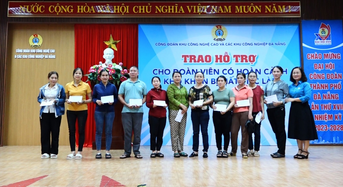 cho đoàn viên, người lao động tại Công ty TNHH Matrix Việt Nam (thuộc Công đoàn Khu Công nghệ cao và các khu công nghiệp Đà Nẵng) có hoàn cảnh khó khăn do bị mất việc làm.