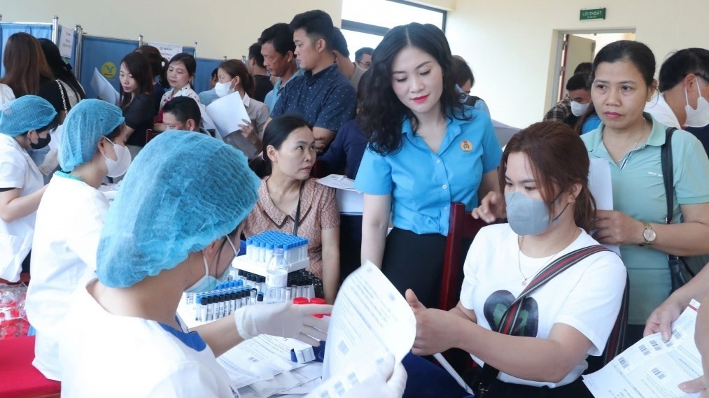 Luật BHXH 2024: Khi pháp luật lắng nghe tiếng lòng người mẹ
