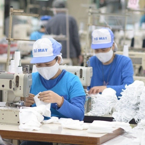 Tăng cường năng lực tiếp cận thông tin của người lao động: Góc nhìn từ ngành Dệt may Việt Nam