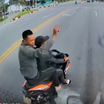 Nóng mắt clip 2 thanh niên điều khiển xe máy 