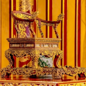 Bẻ gãy ngai vàng