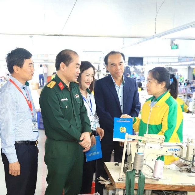 Ban Công đoàn Quốc phòng chi hơn 1,6 tỷ đồng hỗ trợ đoàn viên bị bão lũ