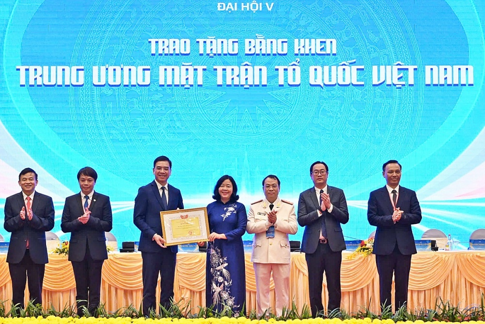 Đồng chí Bùi Thị Minh Hoài (áo dài xanh) trao Bằng khen của Ủy ban Trung ương Mặt trận Tổ quốc Việt Nam tặng Trung ương Hội Thầy thuốc trẻ Việt Nam. Ảnh: Linh Phan