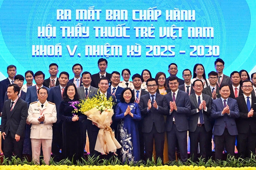 Đồng chí Bùi Thị Minh Hoài (thứ sáu từ phải sang, hàng đầu) tặng hoa chúc mừng Ban Chấp hành Trung ương Hội Thầy thuốc trẻ Việt Nam khóa năm, nhiệm kỳ 2025-2030. Ảnh: Linh Phan