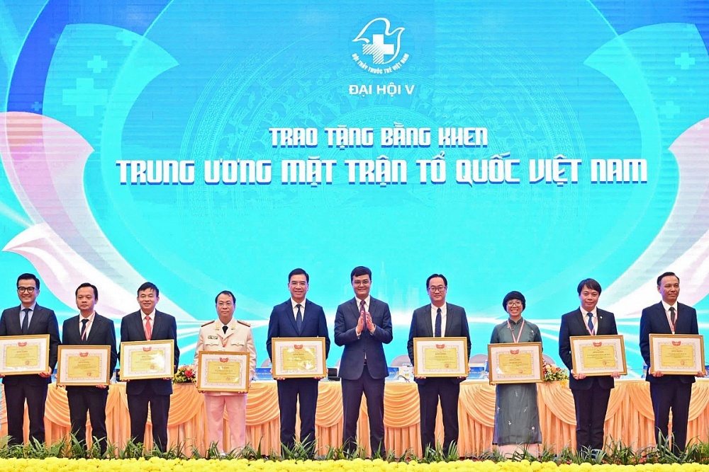 Đồng chí Bùi Quang Huy trao Bằng khen của Ủy ban Trung ương Mặt trận Tổ quốc Việt Nam tặng các cá nhân tiêu biểu, xuất sắc.. Ảnh: Linh Phan