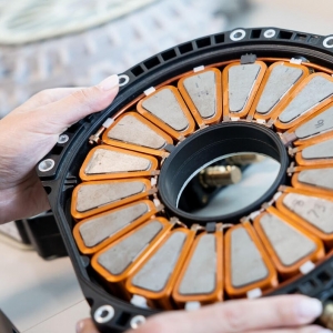 Mercedes giới thiệu động cơ điện chỉ nặng 13,1 kg nhưng mạnh 738 mã lực