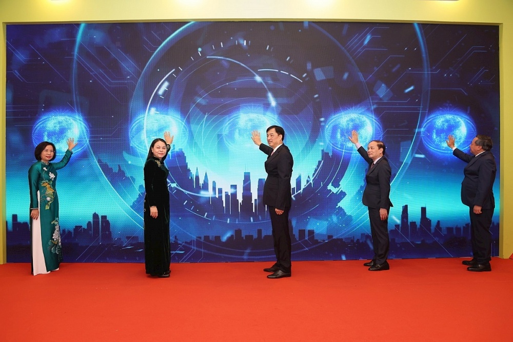 Ủy viên Bộ Chính trị, Bí thư Thành ủy Hà Nội Nguyễn Duy Ngọc; Ủy viên Trung ương Đảng, Phó Chủ tịch - Tổng Thư ký Ủy ban Trung ương MTTQ Việt Nam Nguyễn Thị Thu Hà (nay là Phó Chánh Văn phòng Thường trực Văn phòng Trung ương Đảng); Ủy viên Trung ương Đảng, Phó Trưởng ban Tuyên giáo và Dân vận Trung ương Phạm Tất Thắng; Phó Bí thư Thường trực Thành ủy Nguyễn Văn Phong và Ủy viên Ban Thường vụ Thành ủy, Chủ tịch Ủy ban MTTQ Việt Nam thành phố Hà Nội Bùi Huyền Mai nhấn nút ra mắt phần mềm “Mặt trận số” trên app iHanoi tại sự kiện Đại hội đại biểu MTTQ Việt Nam thành phố Hà Nội lần thứ XVIII, nhiệm kỳ 2025-2030 (ảnh chụp ngày 18.11.2025). Ảnh: Viết Thành Ủy viên Bộ Chính trị, Bí thư Thành ủy Hà Nội Nguyễn Duy Ngọc; Ủy viên Trung ương Đảng, Phó Chủ tịch - Tổng Thư ký Ủy ban Trung ương MTTQ Việt Nam Nguyễn Thị Thu Hà (nay là Phó Chánh Văn phòng Thường trực Văn phòng Trung ương Đảng); Ủy viên Trung ương Đảng, Phó Trưởng ban Tuyên giáo và Dân vận Trung ương Phạm Tất Thắng; Phó Bí thư Thường trực Thành ủy Nguyễn Văn Phong và Ủy viên Ban Thường vụ Thành ủy, Chủ tịch Ủy ban MTTQ Việt Nam thành phố Hà Nội Bùi Huyền Mai nhấn nút ra mắt phần mềm “Mặt trận số” trên app iHanoi tại sự kiện Đại hội đại biểu MTTQ Việt Nam thành phố Hà Nội lần thứ XVIII, nhiệm kỳ 2025-2030 (ảnh chụp ngày 18.11.2025). Ảnh: Viết Thành