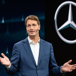 CEO Mercedes-Benz cảnh báo thị trường ô tô châu Âu có thể "sụp đổ" nếu cấm xe động cơ đốt trong
