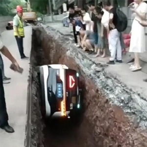 Xe taxi không người lái rơi xuống hố khi đang chở khách