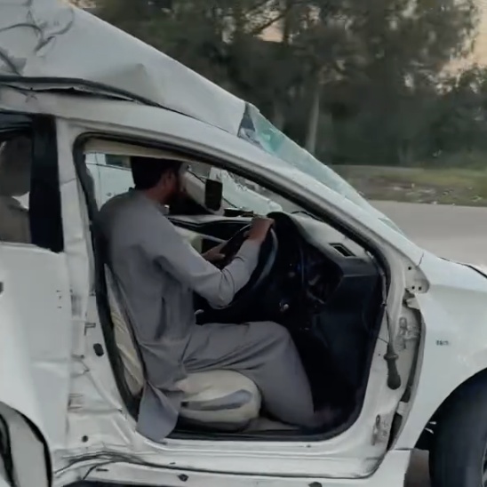 [Clip] Toyota Corolla Altis biến dạng sau va chạm vẫn bon bon trên đường