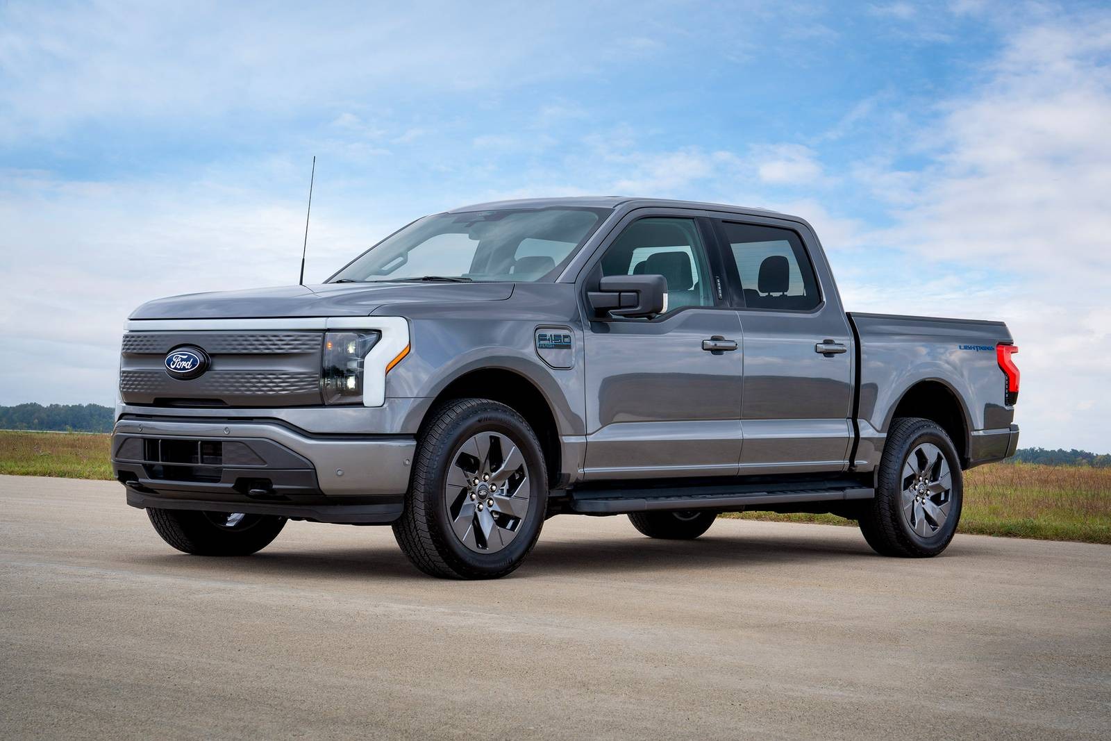 Kể từ khi ra mắt, Ford F-150 Lightning đã trở thành mẫu xe bán tải điện bán chạy nhất thị trường Mỹ