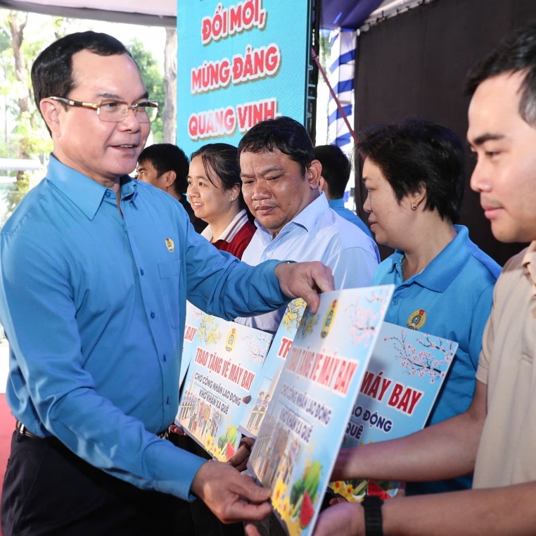 Chính sách an sinh xã hội dịp Tết: “Phép thử” quản trị và sứ mệnh xác lập quyền con người