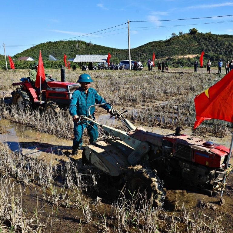 Cùng nông dân xuống đồng đầu xuân – “Bức họa” hoàn mĩ về dân vận khéo ở Lâm Đồng