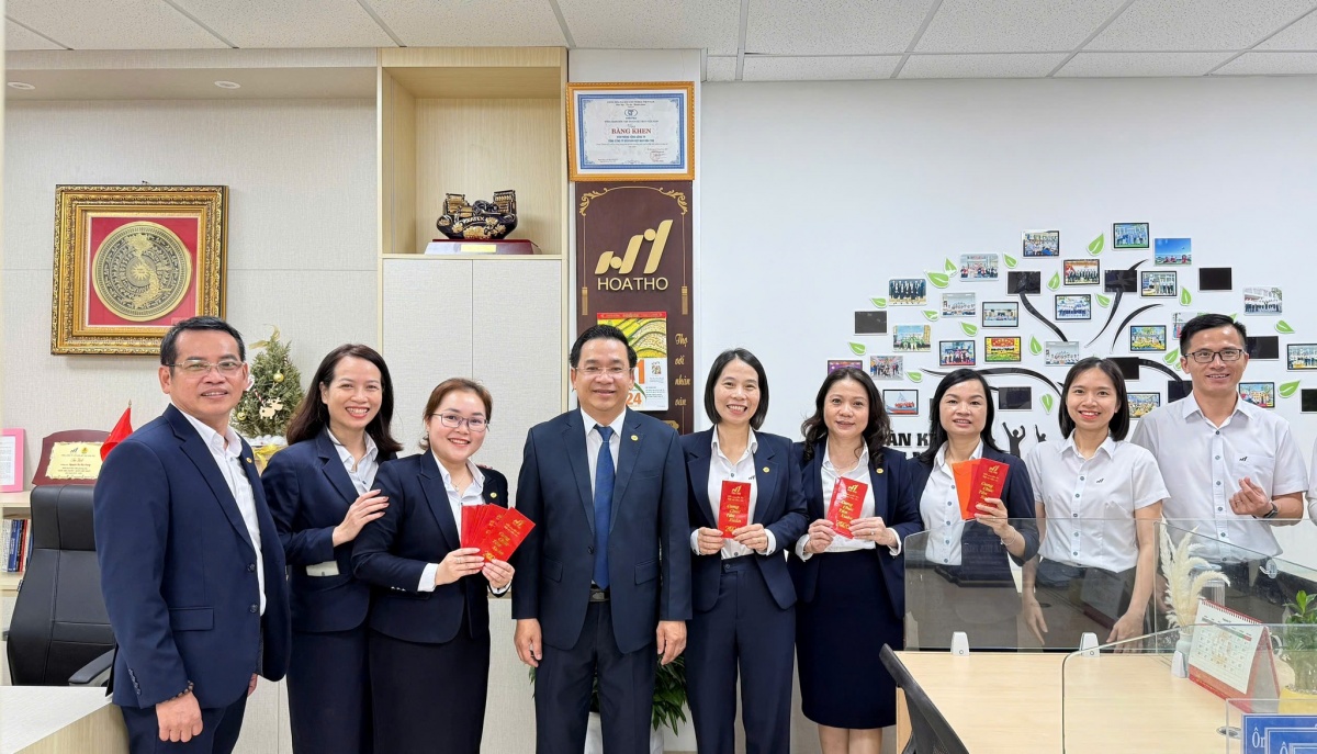 Rộn ràng lì xì đầu xuân, người lao động hăng hái sản xuất