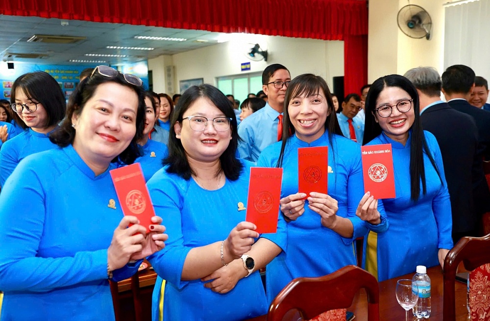 Rộn ràng lì xì đầu xuân, người lao động hăng hái sản xuất