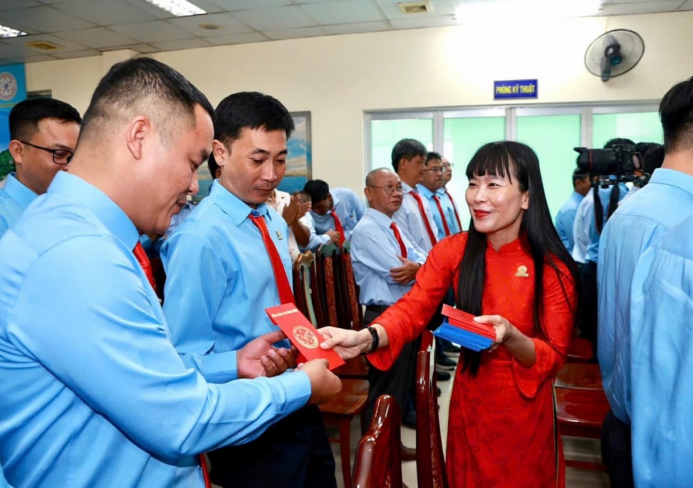 Rộn ràng lì xì đầu xuân, người lao động hăng hái sản xuất