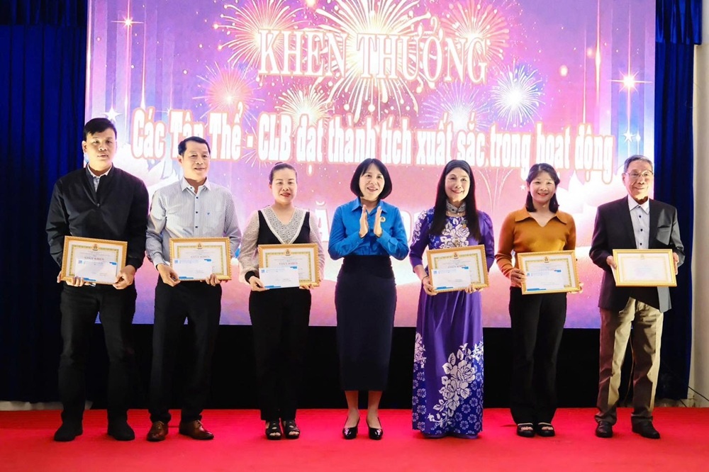 Phó Chủ tịch Liên đoàn Lao động thành phố Hồ Thị Lan Hương (áo xanh, giữa) biểu dương những đóng góp của các tổ chức, cá nhân ủng hộ chương trình “Bánh chưng xanh”