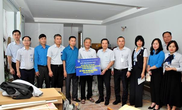 Trao kinh phí “Mái ấm VNPT” hỗ trợ gia đình người lao động bị hỏa hoạn