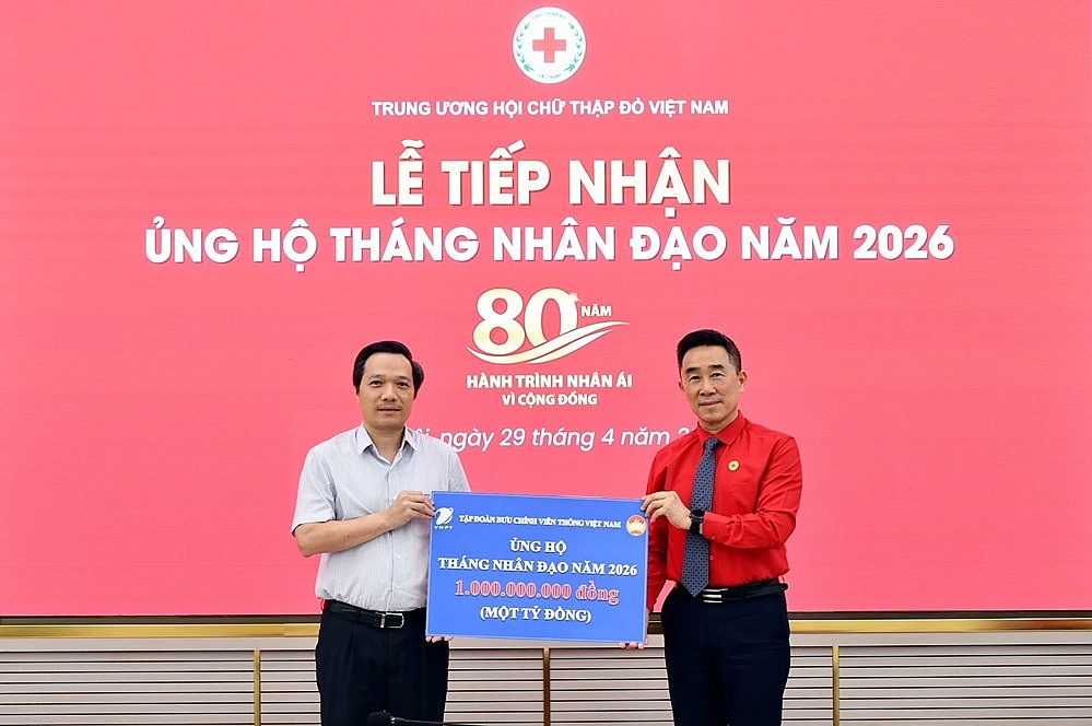 Chủ tịch Công đoàn VNPT Nguyễn Anh Tuấn đã trao số tiền 1 tỷ đồng ủng hộ cho các hoạt động nhân đạo của Hội. Ảnh: ĐVCC