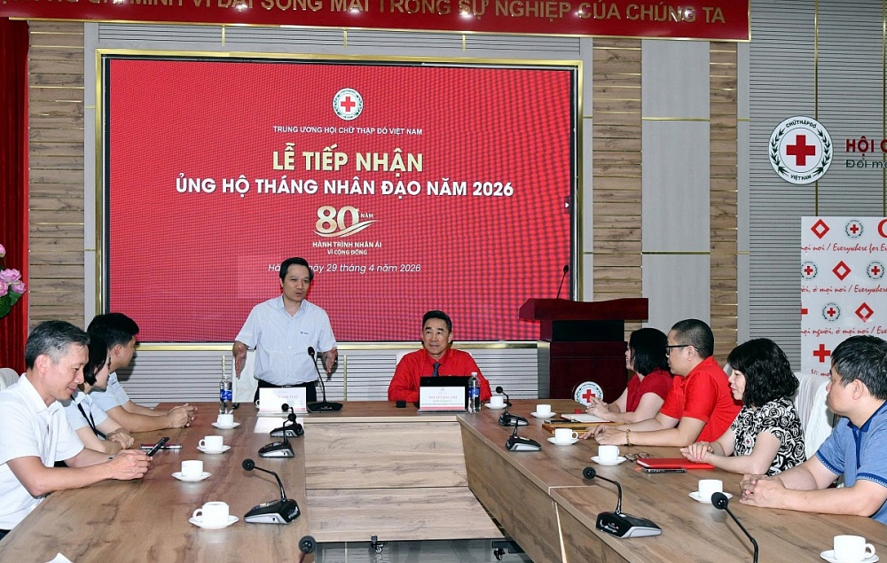 Chủ tịch Công đoàn Nguyễn Anh Tuấn chia sẻ, Tập đoàn VNPT sẵn sàng đồng hành và hỗ trợ Hội Chữ thập đỏ thực hiện chuyển đổi số, đẩy mạnh ứng dụng CNTT trong các hoạt động nhân đạo theo hướng chuyên nghiệp, hiện đại. Ảnh: ĐVCC