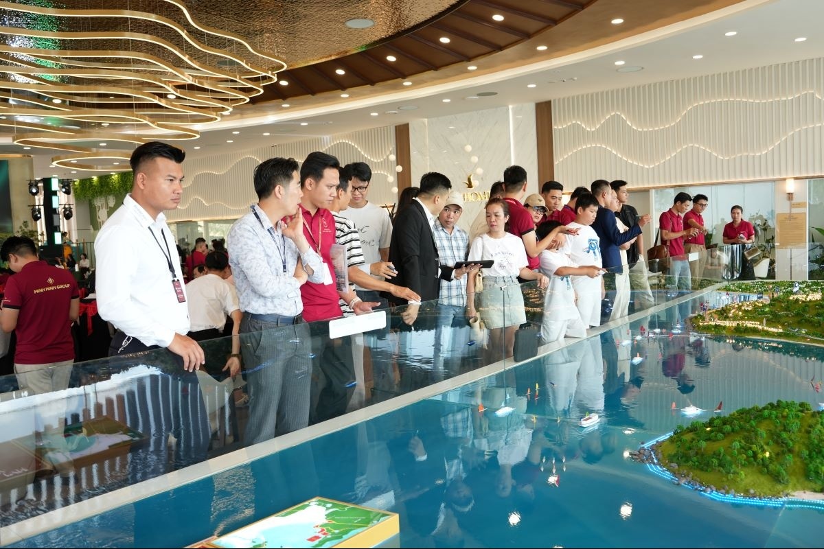 Hàng trăm khách hàng đổ xô ký thủ tục khu Đảo Ngọc: “Đây là vị trí độc nhất, vô nhị”