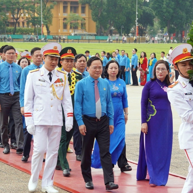[Ảnh] Đoàn đại biểu Tổng LĐLĐ Việt Nam và các điển hình tiên tiến vào Lăng viếng Bác