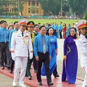 [Ảnh] Đoàn đại biểu Tổng LĐLĐ Việt Nam và các điển hình tiên tiến vào Lăng viếng Bác