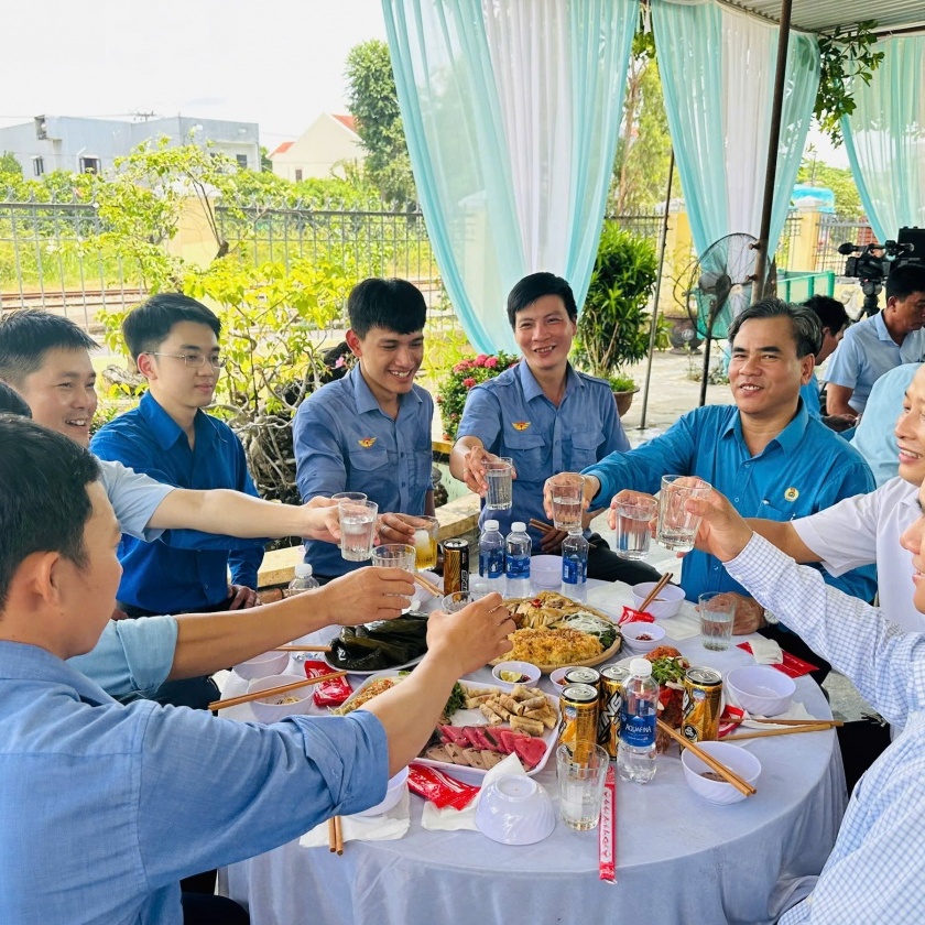 Bữa cơm công đoàn của công nhân đường sắt