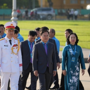 [Ảnh] Đoàn đại biểu dự Đại hội XIV Công đoàn Việt Nam viếng lăng Bác và dâng hương các Anh hùng liệt sỹ