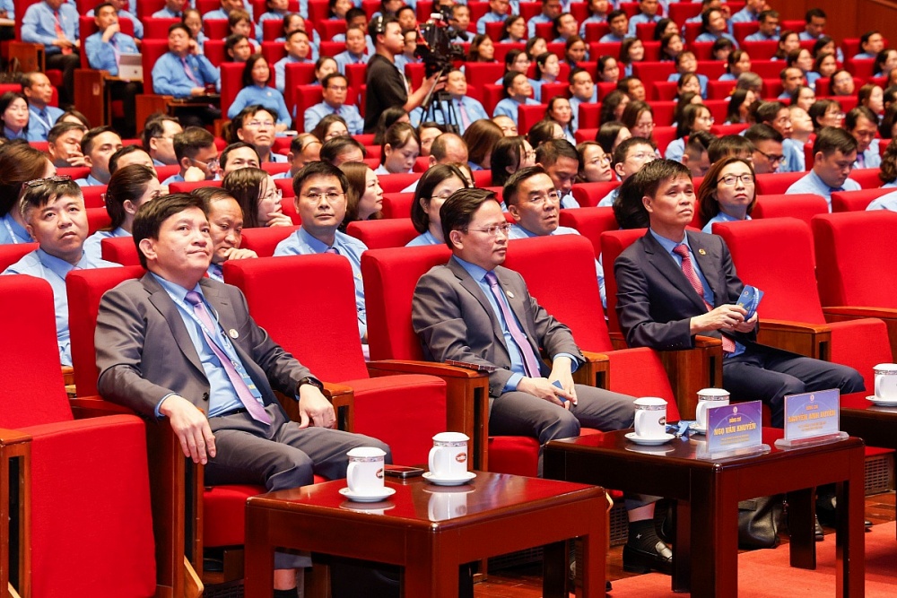 Đồng chí Nguyễn Anh Tuấn, Ủy viên BCH Trung ương Đảng, Chủ tịch Tổng Liên đoàn Lao động Việt Nam (giữa), đồng chí Nguyễn Xuân Hùng, Phó Chủ tịch Tổng Liên đoàn Lao động Việt Nam (trái) và đồng chí Ngọ Duy Hiểu, Phó Bí thư Thường trực Đảng ủy, Phó Chủ tịch Tổng Liên đoàn dự Đại hội. Ảnh: Quang Vinh