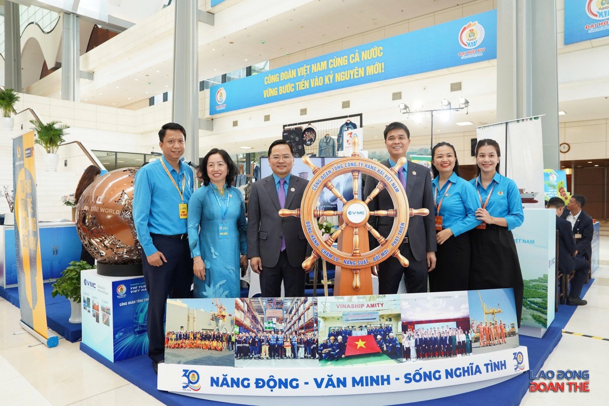 [Ảnh] Lãnh đạo Tổng Liên đoàn tham quan các sản phẩm, sáng kiến tiêu biểu của đoàn viên
