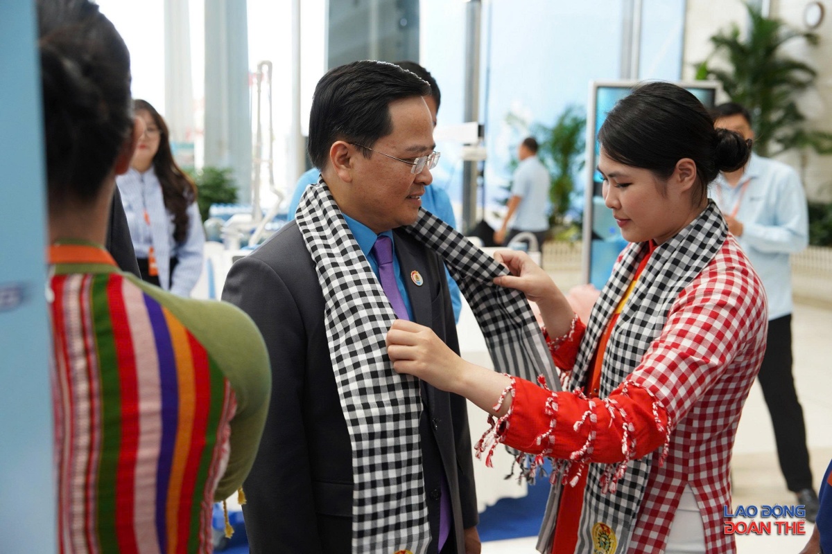 [Ảnh] Lãnh đạo Tổng Liên đoàn tham quan các sản phẩm, sáng kiến tiêu biểu của đoàn viên