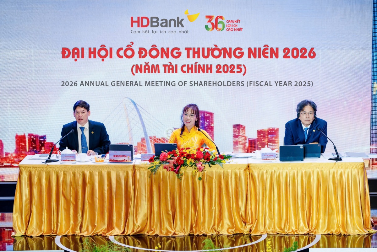 Các đại biểu chủ toạ Đại hội đồng cổ đông thường niên HDBank năm 2026.