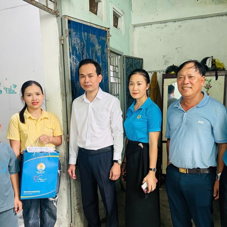 Nỗi nhớ con nơi phòng trọ công nhân và những món quà ấm lòng từ Công đoàn
