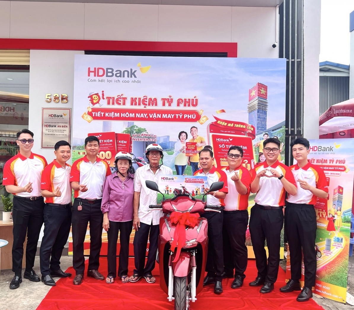“Hạnh Phúc” gọi tên khách hàng HDBank: Hơn 10 năm đồng hành, gửi tiết kiệm bất ngờ trúng thưởng 3 tỷ đồng